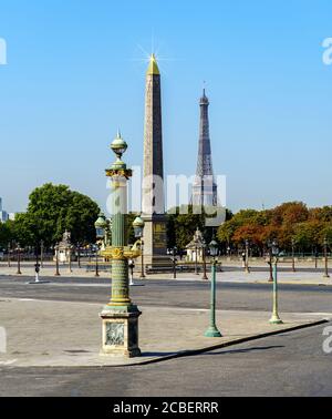 Obélisque de Louxor sur la place Concore et la Tour Eiffel - Paris, France Banque D'Images