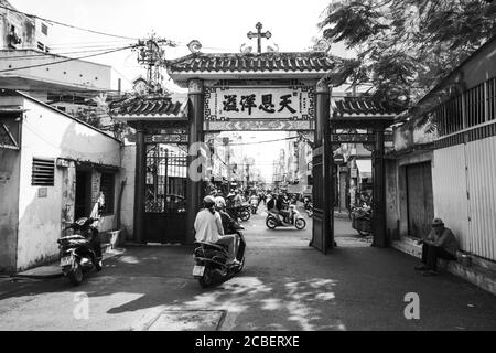 HO-CHI-MINH-VILLE, VIETNAM - 13 novembre 2019 : porte d'entrée du territoire de l'église Cha Tam (St. Eglise paroissiale Francis Xavier). Un must de Cho L. Banque D'Images