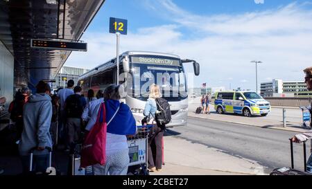 Gare routière du terminal Arlanda devant l'aéroport suédois de Stockholm Arlanda Banque D'Images