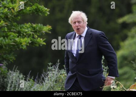 Le Premier ministre Boris Johnson se promenant dans les jardins du château de Hillsborough avec Taoiseach Micheal Martin (non vu) lors de sa visite à Belfast. Banque D'Images