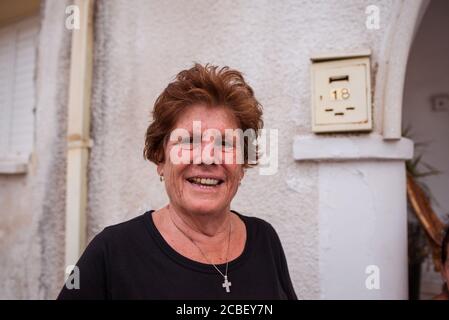 Larnaca / Chypre - 15 août 2019: Portrait d'une vieille chypriote souriante devant sa maison dans la rue Banque D'Images