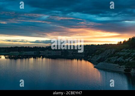 Coucher de soleil sur un grand lac dans la nature en été Banque D'Images