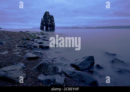 Vue magnifique sur la pile de basaltes Hvitserkur située en Islande par temps sombre Banque D'Images