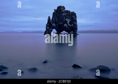 Vue magnifique sur la pile de basaltes Hvitserkur située en Islande par temps sombre Banque D'Images