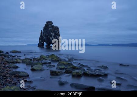 Vue magnifique sur la pile de basaltes Hvitserkur située en Islande par temps sombre Banque D'Images