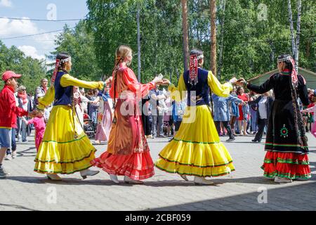 Ekaterinbourg, Russie, 15 juin 2019. Les gens tiennent les mains, dansant en cercle. La fête nationale annuelle des Tatars et des Bashkirs Sabantuy dans le c Banque D'Images