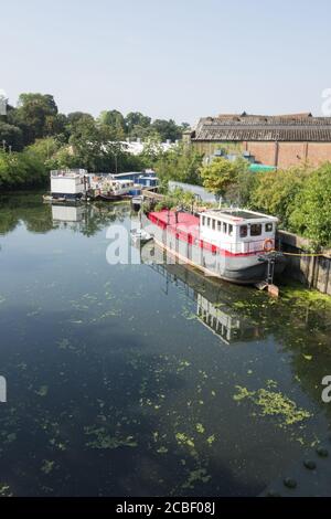 Péniche aménagée sur le canal de Grand Union près de Brentford Dock, Brentford, Middlesex, Royaume-Uni Banque D'Images