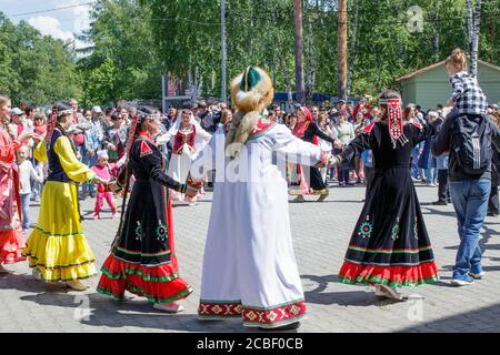 Ekaterinbourg, Russie, 15 juin 2019. Les gens tiennent les mains, dansant en cercle. La fête nationale annuelle des Tatars et des Bashkirs Sabantuy dans le c Banque D'Images