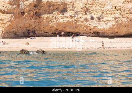 Lagoa, Portugal - 11 juillet 2020: Vue de la mer d'une des plages de Carvoeiro. La région de Lagoa a un littoral formé de falaises vertigineuses, turquoise wa Banque D'Images