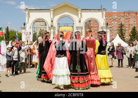 Ekaterinbourg, Russie, 15 juin 2019. Les femmes en costumes nationaux dansent en cercle, en tenant les mains. La fête nationale annuelle des Tatars et de Bashk Banque D'Images