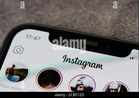 New york, Etats-Unis - 12 août 2020 : les histoires Instagram sur iphone smartphone macro vue rapprochée à l'écran Banque D'Images