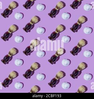 Motif de rasage marron sans couture brosse sur fond violet et mousse de rasage. Concept minimal de la pose à plat. Vue de dessus Banque D'Images