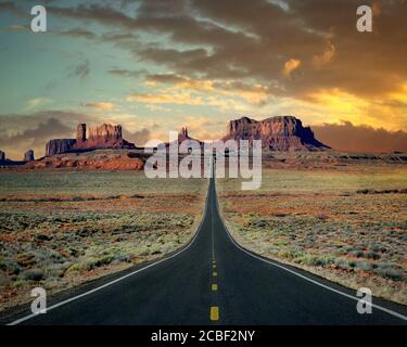 États-Unis - ARIZONA/UTAH : autoroute 163 menant à Monument Valley Banque D'Images