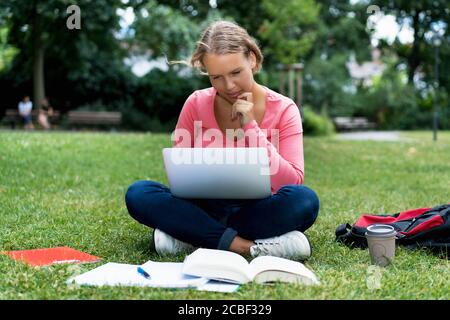 Jeune allemande étudiante en informatique et en préparation diplôme en plein air dans le parc sur le campus de l'université Banque D'Images