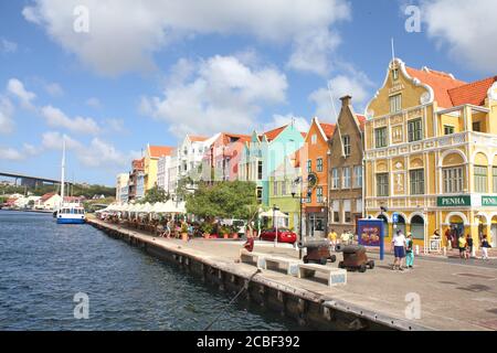 WILLEMSTAD, CURAÇAO - 11 FÉVRIER 2014 : bâtiments de front de mer colorés dans le quartier historique de Willemstad, sur l'île de Curaçao. Le centre-ville est une Banque D'Images