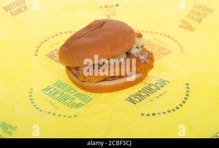 Sandwich au poulet McChicken McDonald’s sur emballage Banque D'Images