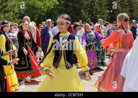 Ekaterinbourg, Russie, 15 juin 2019. Les femmes en vêtements nationaux de Tatar dansent dans un cercle parmi une foule de personnes. La fête nationale annuelle de Banque D'Images