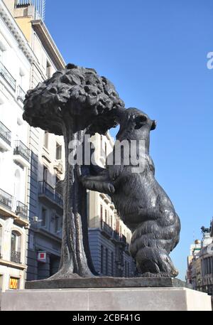 MADRID, ESPAGNE - 03 DÉCEMBRE 2012 : statue de l'ours et de la fraise (madrono) sur la place Puerta del sol à Madrid, Espagne. Banque D'Images