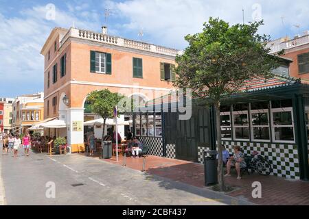 CIUTADELLA, MINORQUE, ESPAGNE - 13 AOÛT 2018 : marché aux poissons pescaderia sur la Plaza de la Libertad dans la vieille ville de Ciutadella. Banque D'Images