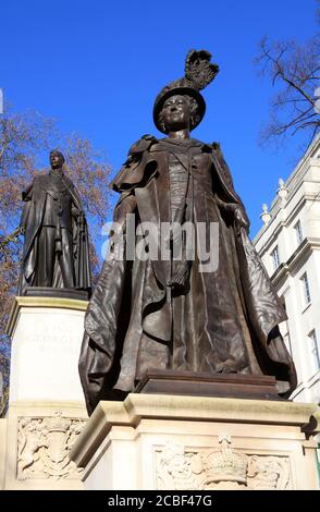 Londres, Angleterre, Royaume-Uni – 9 janvier 2011. Statue commémorative Queen Elizabeth MOM dans le centre commercial et est une destination touristique de voyage populaire site d'attraction Banque D'Images