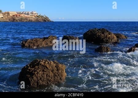 Vagues se brisant sur les rochers. Banque D'Images