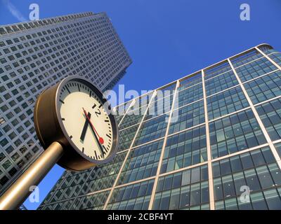 Londres, Royaume-Uni – 26 septembre 2009 : Time is Money Clock devant les nouveaux bâtiments modernes de l'architecture de bloc de bureau gratte-ciel de Canada Square Cana Banque D'Images