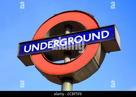 Londres, Royaume-Uni, Mar 11, 2011: London métro métro signe de train la ville est une destination de voyage populaire attraction touristique point de repère stock ph Banque D'Images