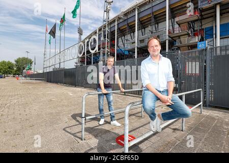 Rotterdam, pays-Bas. 13 août 2020. ROTTERDAM, 13-08-2020 Martijn Krabbedam et Michel van Egmond, journalistes sportifs préparant un VI (Voetbal International) podcast Credit: Pro Shots/Alay Live News Banque D'Images