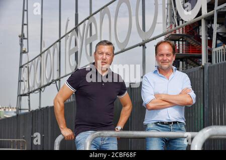 Rotterdam, pays-Bas. 13 août 2020. ROTTERDAM, 13-08-2020 Martijn Krabbedam et Michel van Egmond, journalistes sportifs préparant un VI (Voetbal International) podcast Credit: Pro Shots/Alay Live News Banque D'Images