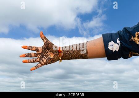 Conception de mehndi (henné) et séchage rituel sur la main de marié avant le mariage le 07 novembre 2019 à Pushkar, Rajasthan, Inde. Banque D'Images