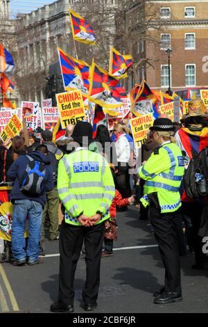 Londres, Royaume-Uni, 12 mars 2011 : Tibétains et partisans, agitant des pancartes et des drapeaux du Tibet lors d'une manifestation à Whitehall contre l'oppression de Banque D'Images