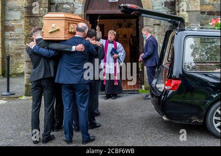 Goleen, West Cork, Irlande. 13 août 2020. Les funérailles de l'ex Fine Gael TD Paddy Sheehan ont eu lieu aujourd'hui à l'église notre-Dame, l'étoile de la mer et à Saint-Patrick à Goleen, à l'ouest de Cork. Le prêtre jette de l'eau sainte sur le cercueil. Crédit : AG News/Alay Live News Banque D'Images