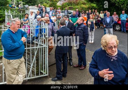 Goleen, West Cork, Irlande. 13 août 2020. Les funérailles de l'ex Fine Gael TD Paddy Sheehan ont eu lieu aujourd'hui à l'église notre-Dame, l'étoile de la mer et à Saint-Patrick à Goleen, à l'ouest de Cork. Une grande foule de personnes bordait les rues de Goleen, tandis que le cercueil de M. Sheehan se rendait à l'église. Crédit : AG News/Alay Live News Banque D'Images