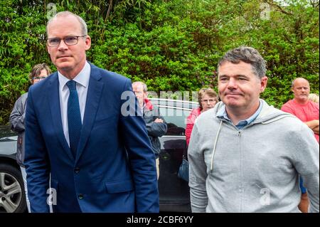 Goleen, West Cork, Irlande. 13 août 2020. Les funérailles de l'ex Fine Gael TD Paddy Sheehan ont eu lieu aujourd'hui à l'église notre-Dame, l'étoile de la mer et à Saint-Patrick à Goleen, à l'ouest de Cork. Simon Coveney TD, ministre des Affaires étrangères et de la Défense, et Paschal Donohoe, ministre des Finances, ont assisté aux funérailles. Crédit : AG News/Alay Live News Banque D'Images