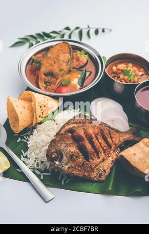 Assiette de poisson indien ou thali - nourriture de mer populaire, repas non végétarien de Mumbai, Konkan, Maharashtra, Goa, Bengal, Kerala servi dans une plaque d'acier ou Banque D'Images