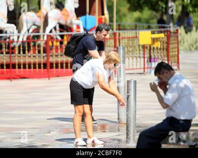 (200813) -- TIRANA, 13 août 2020 (Xinhua) -- les gens se lavent les mains sur la place Skanderbeg, au centre de la capitale Tirana, Albanie, le 12 août 2020. L'Albanie a été frappée mercredi par une vague de chaleur avec une température atteignant 39 degrés Celsius. Banque D'Images