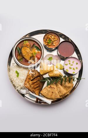 Assiette de poisson indien ou thali - nourriture de mer populaire, repas non végétarien de Mumbai, Konkan, Maharashtra, Goa, Bengal, Kerala servi dans une plaque d'acier ou Banque D'Images