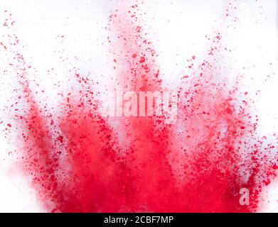 Explosion de poudre multicolore isolée sur fond blanc. Figer le mouvement de la texture abstraite de la poussière. Banque D'Images