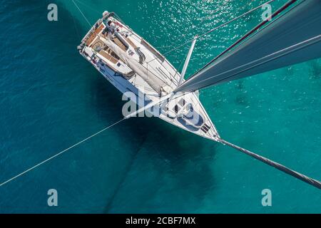Vue de dessus du bateau à voile ancré dans les échalodes. Sports d'été et activités récréatives. Banque D'Images