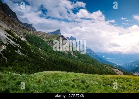 Pâle di San Martino de Baita Segantini - Passo Rolle italie, couple visite des Alpes italiennes, vue de Cimon della Pala, le plus connu pic du Pale Banque D'Images