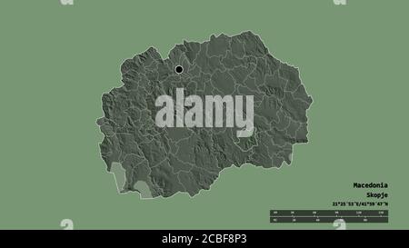 Forme désaturée de Macédoine avec sa capitale, sa principale division régionale et la région séparée de Demir Kapija. Étiquettes. Carte d'altitude en couleur. Rendu 3D Banque D'Images