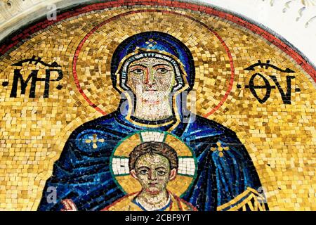 Grèce, Athènes, août 11 2020 - Mosaïque montrant la Vierge Marie avec Jésus Christ à l'intérieur d'une église orthodoxe chrétienne. Banque D'Images