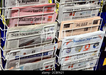 Londres, Royaume-Uni, 24 avril 2011 : des journaux internationaux sont affichés à l'extérieur d'un magasin de journaux à Kensington à la vente aux touristes Banque D'Images