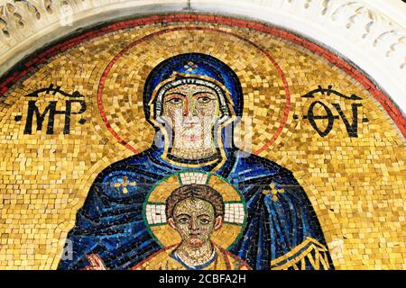 Grèce, Athènes, août 11 2020 - Mosaïque montrant la Vierge Marie avec Jésus Christ à l'intérieur d'une église orthodoxe chrétienne. Banque D'Images