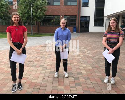 CORRECTION PAR LIGNE (de gauche à droite) Maria McCann, Hannah toner et Fionnula Murtagh reçoivent leurs résultats DE niveau A au Collège notre-Dame et St Patrick de Knock. Banque D'Images