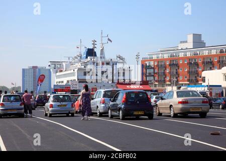 Portsmouth, Royaume-Uni, 22 avril 2011 : Port international de Portsmouth avec un car ferry ayant amarré avec ses passagers dans leurs voitures faisant la queue Banque D'Images