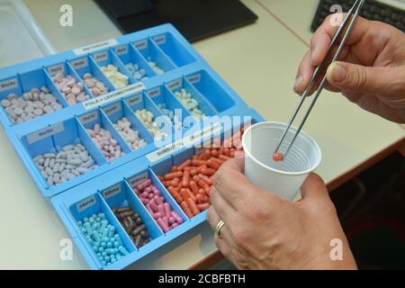 Berlin, Allemagne. 15 juin 2020. Les substituts de médicaments sont préparés dans un établissement médical de Berlin pour être distribués aux personnes dans le besoin. Credit: Volkmar Heinz/dpa-Zentralbild/ZB/dpa/Alay Live News Banque D'Images