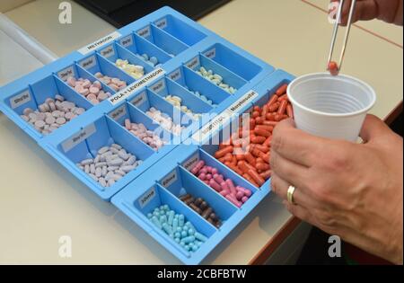 Berlin, Allemagne. 15 juin 2020. Les substituts de médicaments sont préparés dans un établissement médical de Berlin pour être distribués aux personnes dans le besoin. Credit: Volkmar Heinz/dpa-Zentralbild/ZB/dpa/Alay Live News Banque D'Images