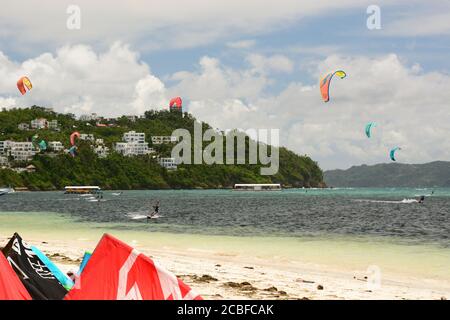 Kitesurf sur la plage de Bulabog. Île Boracay. Visayas de l'Ouest. Philippines Banque D'Images