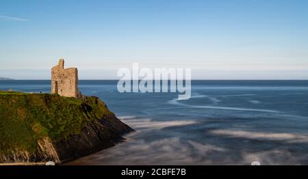 Château médiéval de Ballybunion sur les falaises de l'ouest Côte d'Irlande Banque D'Images
